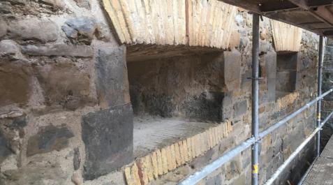 Baluarte de Santiago Las ventanas se están recuperando en su aspecto original y se dotarán de rejas de forja por seguridad