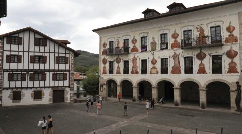 Bera A la derecha, detalle del edificio que alberga el Ayuntamiento de Bera.