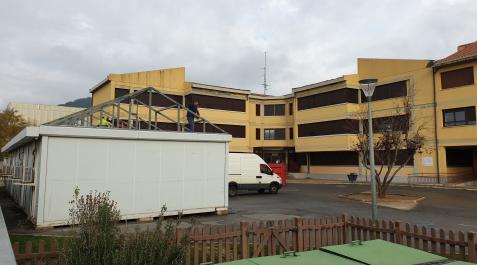 Retirada esta semana de las aulas prefabricadas en el patio del colegio de Aoiz Retirada esta semana de las aulas prefabricadas en el patio del colegio de Aoiz