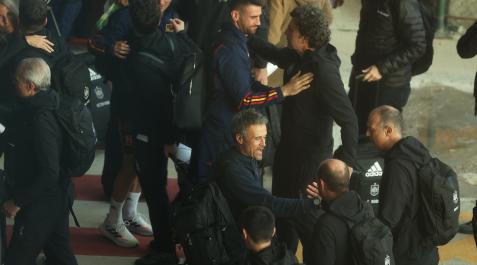 SeleccionBarajas Luis Enrique y Unai Simón salen de la T4 de Barajas tras aterrzar el avión con los jugadores