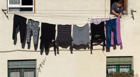 _A_MONTXO A. (36329883) Una mujer tiende la ropa al sol en Estella.