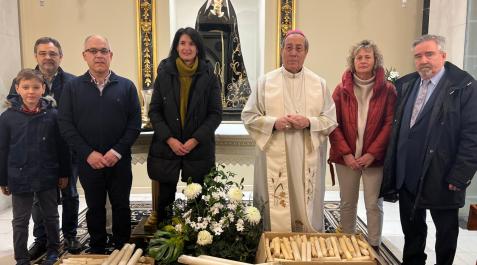 Paz y Caridad Miembros de la Hermandad de la Paz y Caridad, con el prior, Eradio Ezpeleta, junto al arzobispo Francisco Pérez e Isabel Iturrioz, de la fundación Enfermeras de Navarra.