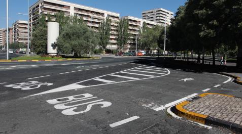 Al otro lado de la plaza Juan XXIII, se ha cortado la confluencia de la avenida de Bayona con la calle Monasterio de Velate Juan XXIII