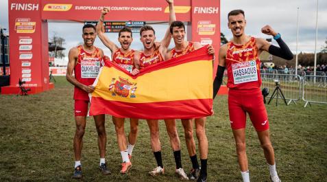nassim Nassim Hassaous, a la dcha., tras ser subcampeón de Europa por selecciones el año pasado en Dublín.