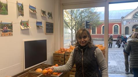 natur citrus María Ángeles Roser muestra las clementinas de la tienda Natur Citrus, en la cuesta de Santo Domingo de Pamplona