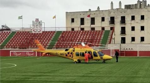 Un helicóptero traslada al menor desde el campo de fútbol de La Palma del Condado al hospital Virgen del Rocío de Sevilla La Palma del Condado