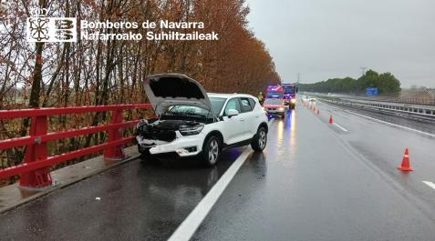 Imagen del vehículo accidentado en la AP-15, en Marcilla Marcilla