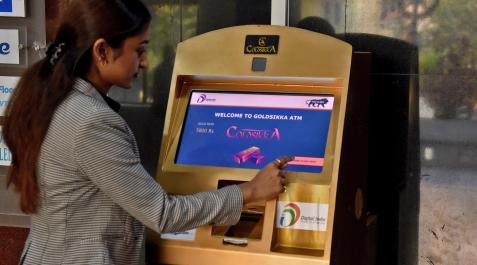 Syeda Fatima Taruj, directora de Goldsikka, presenta el cajero automático que da oro en Hyderabad Oro