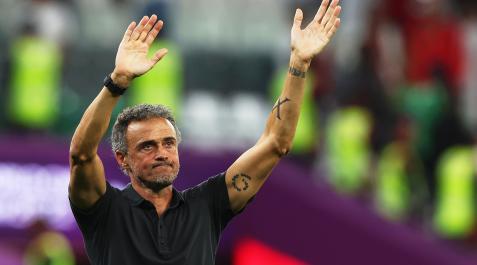 LEnrique Luis Enrique saluda a los aficionados tras caer eliminado del Mundial por Marruecos en la tanda de penaltis