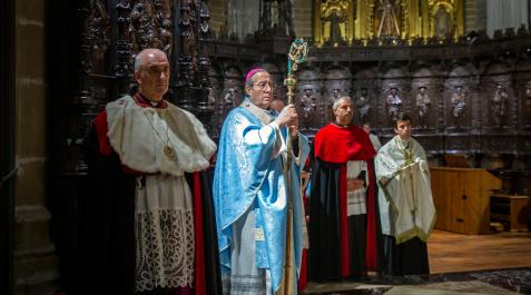 misa-inmaculada-pamplona Francisco Pérez, con el deán, Carlos Ayerra, y el canónico José Antonio Goñi, al inicio de la misa
