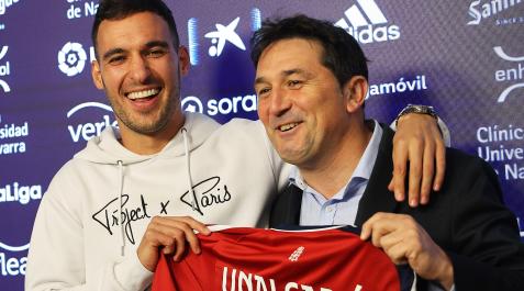 UnaiB Gesto sonriente de Unai García y Braulio Vázquez en la rueda de prensa que tuvo lugar este jueves 8 de diciembre en El Sadar.