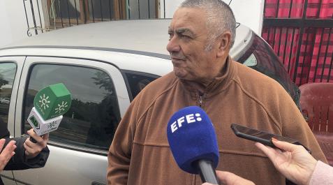 Abuelo Un hermano del abuelo fallecido en el suceso atiende a los medios en la localidad onubense de Manzanilla