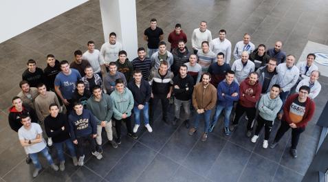 Grupo de aprendices, representantes de las diez primeras promociones de la Academy de Volkswagen Navarra, junto a sus monitores y gestores formativos, en la primera jornada del Día del Aprendiz Grupo de aprendices, representantes de las diez primeras promociones de la Academy de Volkswagen Navarra, junto a sus monitores y gestores formativos, en la primera jornada del Día del Aprendiz