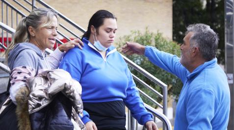 HuelvaMadre La madre del menor junto a sus padres en la puerta del Infantil del Hospital Virgen del Rocío de Sevilla.