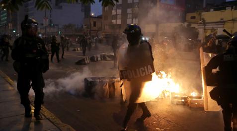 Miembros de la policía vigilan a cientos de manifestantes a favor de Pedro Castillo y en contra del Congreso que se manifiestan en las calles del centro Miembros de la policía vigilan a cientos de manifestantes a favor de Pedro Castillo y en contra del Congreso que se manifiestan en las calles del centro