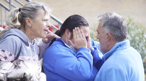La madre del menor de Huelva La madre del menor, llora desconsolada, junto a sus padres en la puerta del Infantil del Hospital Virgen del Rocío