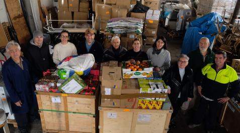 ucrania1 (36342286) Enfermeras, policías locales de Pamplona y voluntarios de Ayuda Contenedores, junto a los juguetes que salieron ayer hacia Ucrania en un camión con 24 toneladas de ayuda.