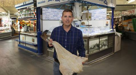 José Mari Samper con una bacalada entera, una pieza que hoy tiene poca demanda José Mari Samper con una bacalada entera, una pieza que hoy tiene poca demanda