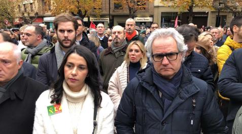 Inés Arrimadas y Carlos Pérez-Nievas, en la concentración de apoyo a la Guardia Civil en Pamplona Inés Arrimadas y Carlos Pérez-Nievas, en la concentración de apoyo a la Guardia Civil en Pamplona