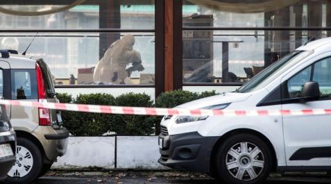 tiroteo-roma Forenses de los carabinieri analizan la escena del crimen tras el tiroteo en un bar de Roma
