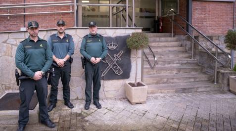 Agentes que auxiliaron a la mujer que sufrió una caída en Pamplona Agentes que auxiliaron a la mujer que sufrió una caída en Pamplona