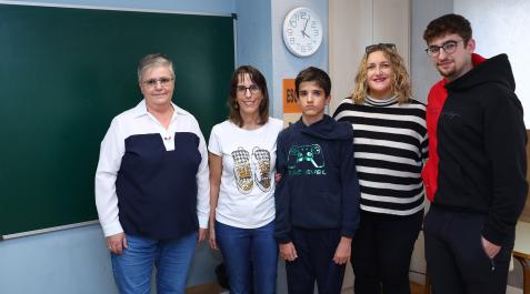 LA FAMILIA DEL TDAH De izda a dcha: Marian Neol Irigoyen (presidenta de la asociación ADHI), Cristina Gil Burguete (madre), Unax Sánchez-Valverde Gil (adolescente de 13 años, con déficit de atención), Nerea Olave Arana (tesorera ADHI) y Óscar Villanueva O LA FAMILIA DEL TDAH De izda a dcha: Marian Neol Irigoyen (presidenta de la asociación ADHI), Cristina Gil Burguete (madre), Unax Sánchez-Valverde Gil (adolescente de 13 años, con déficit de atención), Nerea Olave Arana (tesorera ADHI) y Óscar Villanueva Olave (joven con TDAH, alumno de 1º de Magisterio, de 19 años) en la sede de la asociación navarra para el tratamiento y estudio del déficit de atención, hiperactividad e impulsividad