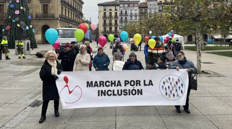 Familiares y amigos de ACODIFNA, manifiestandose ayer en la ‘V Marcha a favor de la Inclusión’ Familiares y amigos de ACODIFNA, manifiestandose ayer en la ‘V Marcha a favor de la Inclusión’