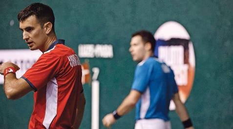 Mikel Urrutikoetxea, con Erik Jaka Mikel Urrutikoetxea, con Erik Jaka al fondo durante el partido de este domingo en Llodio