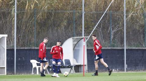 OsasunaGirona Darko Brasanac, Nacho Vidal y Jorge Herrando durante el entrenamiento en Riudarenses este lunes.