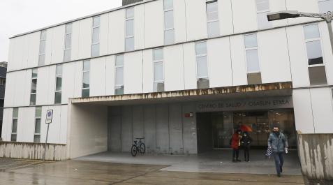 CSarriguren Varias personas salen del centro de salud de Sarriguren.