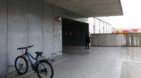 Sarriguren2 Una persona sale del centro de salud de Sarriguren.