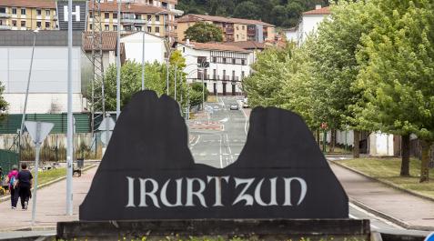 Irurtzun Emblema de las Dos Hermanas, silueteado en uno de los accesos a Irurtzun.