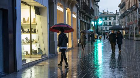 Tudela Una mujer se acerca a un escaparate de una tienda en Tudela.
