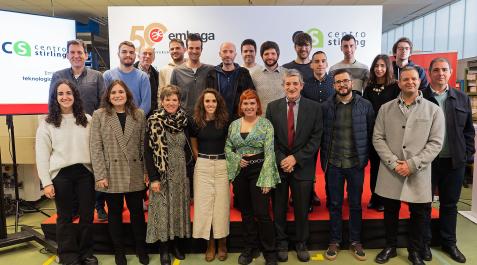 Embega Los trabajadores del Centro Stirling de Navarra, que estrenó espacio, en el acto de este lunes 12 de diciembre.