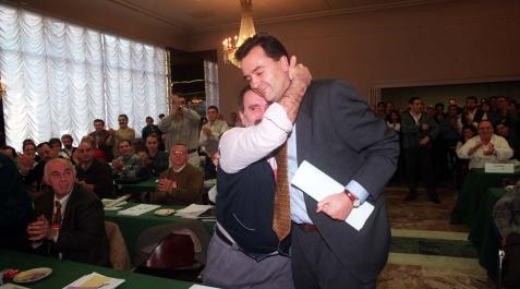 Javier Iturbe y Juan José Lizarbe. Javier Iturbe, concejal en Pamplona y nuevo presidente del PSN, abraza al recién elegido secretario general en 1997, Juan José Lizarbe.