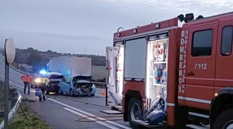 Accidente Dicastillo Un camión de bomberos, junto a varios de los vehículos accidentados en Dicastillo