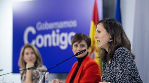 Consejo de Ministros La ministra de Transportes, Movilidad y Agenda Urbana; Raquel Sánchez, la ministra de Política Territorial y portavoz del Gobierno, Isabel Rodríguez, y la ministra de Derechos Sociales y Agenda 2030, Ione Belarra, intervienen durante el Consejo de Ministros