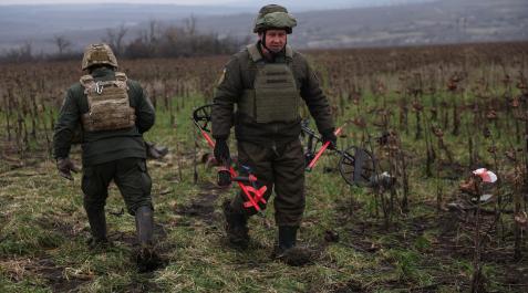 ucrania-desminar El batallón Dnipro 1 del equipo de desminado de la Guardia Nacional de Ucrania limpia los campos de minas en la región de Donetsk