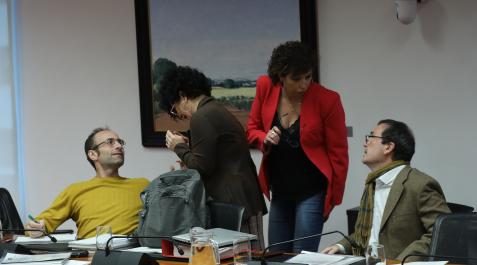 Pleno Parlamento Jorge Aguirre conversa con su compañera de partido Inmaculada Jurío. La también socialista Ainhoa Unzu departe con Mikel Asiain (Geroa Bai).