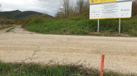 Señalización y pequeñas estacas de madera que delimitan ya el recorrido cerca de Villaveta. Señalización y pequeñas estacas de madera que delimitan ya el recorrido cerca de Villaveta