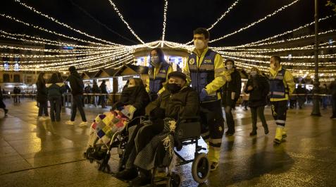 Sube y baja Voluntarios de DYA pasean en las navidades de 2020 a una pareja del programa ‘Sube y baja’.