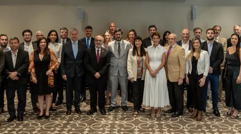 chivite-empresarios-argentina La presidenta, María Chivite, y el consejero de Universidad, Innovación y Transformación Digital, Juan Cruz Cigudosa, junto a representantes de empresas argentinas