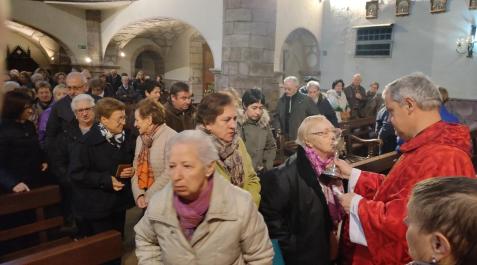 Santa lucía En la imagen, el párroco, Juan Zabala Osés, da de besar la reliquia de Santa Lucía a la conclusión de la eucaristía.