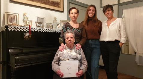 Desde la izda., María Luisa Goiburu Oquiñena (sentada y con el libro), Marisa Aldaz Goiburu, Estitxu Larrea Leatxe y Kati Leatxe Aristu. Desde la izda., María Luisa Goiburu Oquiñena (sentada y con el libro), Marisa Aldaz Goiburu, Estitxu Larrea Leatxe y Kati Leatxe Aristu