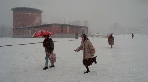 Nevada en Pamplona en diciembre de 1997. Unos niños juegan en la zona del Planetario durante la nevada del 16 de diciembre de 1997.