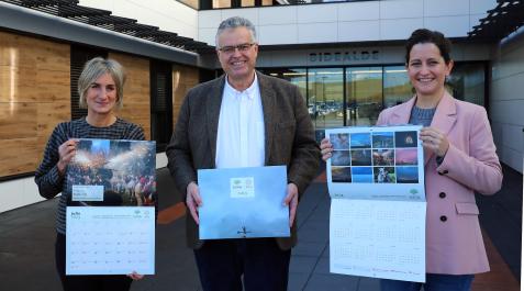 Villar López Por la izquierda: Villar López (fotógrafa), Rafa Sánchez Ostiz (director Grupo Idea) y Nuria Garro (directora de calidad del Grupo Idea), con algunas de las imágenes que recoge el calendario de 2023