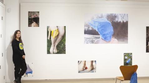 Meryan Rivers posa junto a algunas de las fotografías de la exposición Grandes éxitos, una muestra en la que aborda el abandono de residuos en espacios naturales Meryan Rivers posa junto a algunas de las fotografías de la exposición Grandes éxitos, una muestra en la que aborda el abandono de residuos en espacios naturales