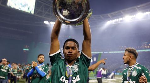 Endrick Endrick, con el trofeo del campeonato brasileño con el Palmeiras