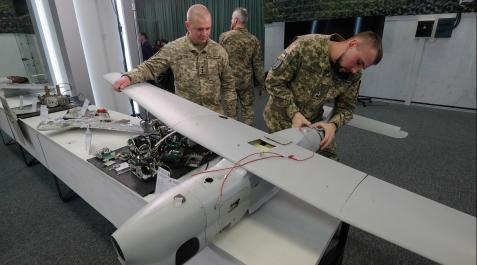 drones-rusia Militares ucranianos desmantelan partes de drones utilizados en ataques rusos