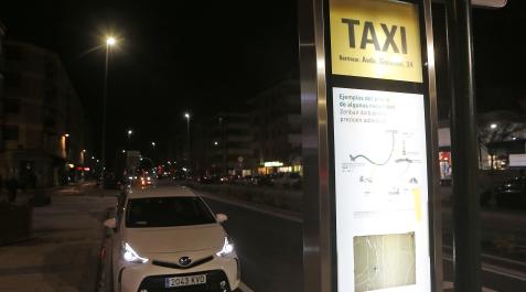 Un taxi en una parada en Pamplona.